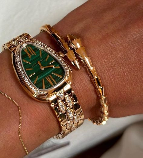 Bulgari Serpenti Forever Watch - Exquisite Timepiece for the Modern Elegance Enthusiast Dope Jewelry Accessories, Expensive Jewelry Luxury, Luxe Jewelry, Jewelry Accessories Ideas, Dope Jewelry, Jewelry Essentials, Classy Jewelry, Jewelry Lookbook, Stacked Jewelry