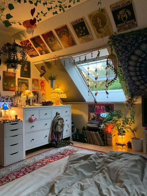 Funky Bedroom Ideas Modern, Bright Maximalist Decor Bedroom, Hippie Rooms, Sala Grunge, Hippie Room, Hippy Room, Chill Room, Room Redesign, Grunge Room