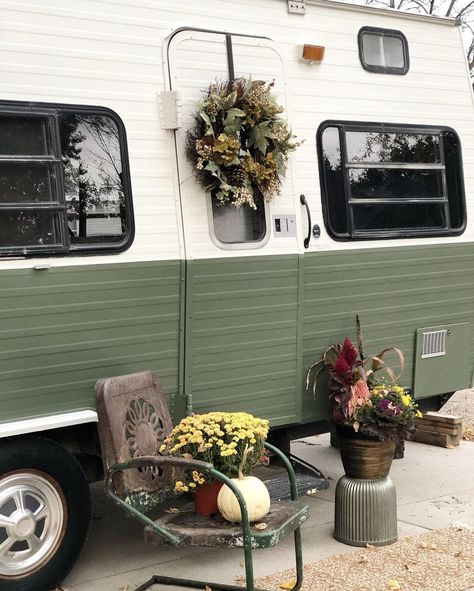 Romantic Camper Ideas, Class C Rv Exterior Paint Ideas, Rv Remodel Exterior Paint, Painting Outside Of Camper, Boho Camper Exterior, Retro Trailer Interior, Retro Camper Exterior, Camper Renovation Exterior, Vintage Camper Aesthetic