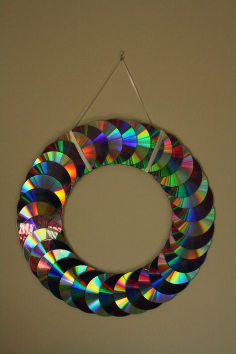 A layered cd wreath! Cd Upcycling Ideas, Crafts With Cds, Recycled Cd Crafts, Old Cd Crafts, Art Cd, Recycled Cds, Kerajinan Diy, Cd Diy, Old Cd