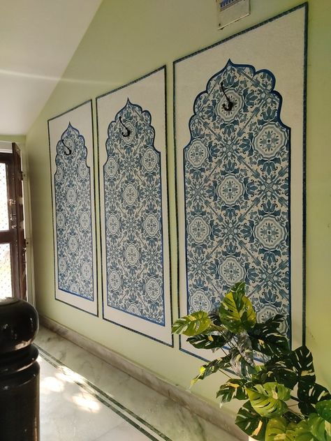 Indian Accent Wall, Indian Art Gallery Wall, Accent Wall Arch, Wall Painting Ideas Indian, Accent Wall Gallery, Royal Blue Bedrooms, Arch Wallpaper, Blue Kitchen Walls, Wall Arch