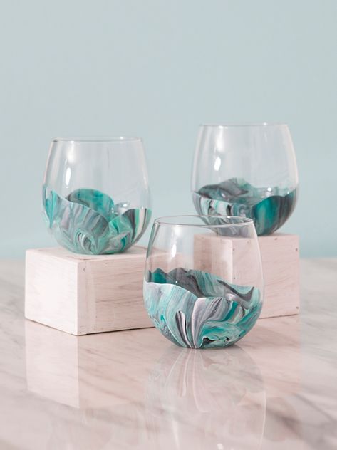 You HAVE To See How Easy These Marble Wine Glasses Are To Paint! Diy Wine Glasses Painted, Lilin Aroma, Diy Wine Glasses, Wine Glass Crafts, Wine Glass Art, Hand Painted Wine Glasses, Painted Glasses, Glass Bottle Crafts, Painted Wine Glasses