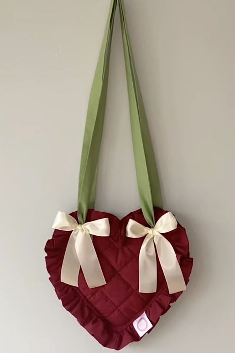 Heart Tote Bag, Heart Shaped Bag, Sewing Machine Projects, Diy Bag Designs, Diy Bags Patterns, My Bags, Sewing Purses, Heart Bag, Creation Couture