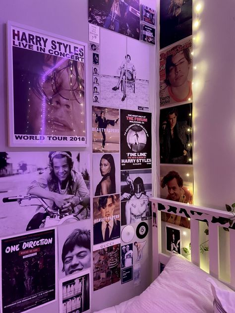 Harry Styles Wall Decor Aesthetic, Poster Prints Aesthetic Wall Pink, One Direction Wall Prints, Room With Lots Of Posters, One Direction Posters Room, One Direction Room Aesthetic, Fangirl Room Ideas, Room Ideas Harry Styles, One Direction Bedroom Aesthetic