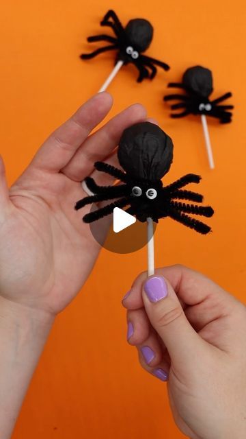 Spider Tootsie Pops, Halloween Sucker Spiders, Spider Suckers Halloween, Tootsie Roll Pop Spiders, Tootsie Pop Spiders, Lollipop Spiders Pipe Cleaners, Creepy Crawly Party, Halloween Lollypops, Halloween Spiders Diy