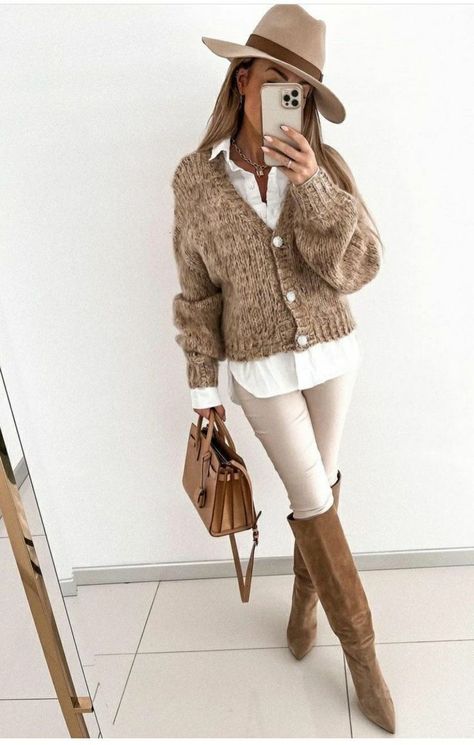 Casual Chic Winter Outfits 2023, Beige Leggings Outfit, Lederhosen Outfit, Look Legging, Casual Chic Outfits, Winter Fashion Outfits Casual, Mode Boho, Mode Casual, Trendy Fall Outfits