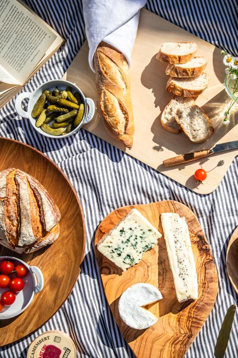 Picnic Food Photography, French Picnic Aesthetic, Swedish Picnic, Food Picnic Photography, Cheese Board Food Photography, Picnic In Paris Aesthetic, Picnic Styled Shoot, Cheese Board Photography Food Styling, Italian Picnic