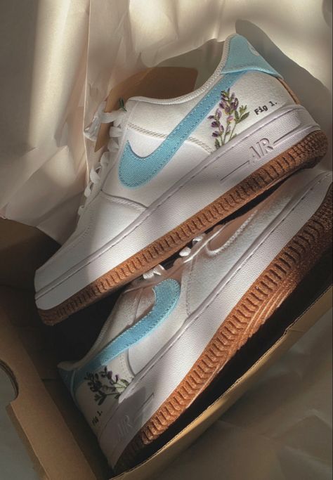 Sneakers Flowers Nike, Nike Air Force Indigo, Nike Flower Shoes, Blue Shoes Aesthetic, Dainty Sneakers, Light Blue Sneakers, Nike Floral, Light Blue Shoes, Indigo Shoes