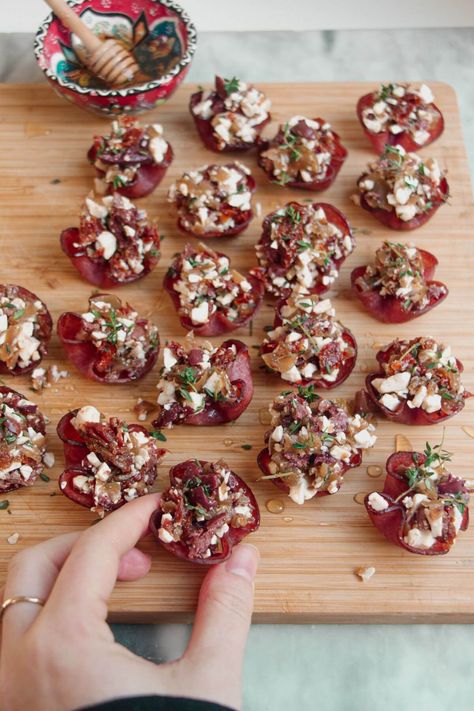 Baked Salami Cups, Valentines Appetizers Parties Food, Salami Bites Appetizer Ideas, Salami Roll Ups Appetizers, Salami Crostini, Antipasti Bites, Salami Bites, Nourishing Snacks, Easy Appetizers For A Party