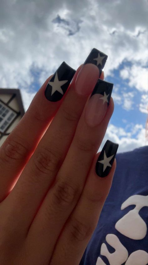 French Tip Star Nails Y2k, Coffin French Tip Nails With Stars, Black French Star Nails, White French Tip Nails With Black Stars, Black Star Nails Square, Nail Design For Medium Nails, Black French Nails With Stars, Black French Tip Star Nails, Simple Acrylic Nails Black