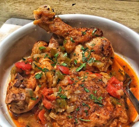 Gravy And Rice, New Orleans Chicken, Nola Recipes, Creole Chicken, Stewed Chicken, Sandwich Thins, New Orleans Recipes, Stew Chicken Recipe, Cooking Chicken