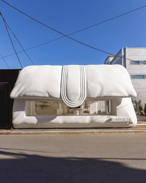 JACQUEMUS Opens Bag-Shaped Store in Seoul Jacquemus Advertising, Jacquemus Pop Up Store, Jacquemus Pop Up, Fashion Pop Up, Jacquemus Marketing, Bag Store Design, Jacquemus Moodboard, Pop Up Store Design Ideas, Jacquemus Store