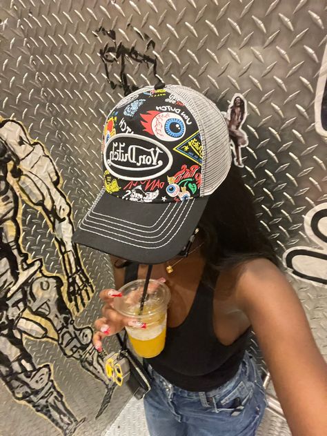 Von Dutch Trucker Hat Outfit, Von Dutch Hat Outfit Black Women, Women In Fitted Hats, Von Dutch Hat Aesthetic, Trucker Hat Black Woman, Ed Hardy Hat Outfit, Snapback Outfit Black Women, Vondutch Hat Outfit, Trucker Hat Outfit Black Women