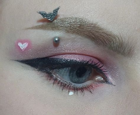 Eyebrow Piercing Hoop, Make Up Pink, Piercing Guide, Instagram Eyebrows, Eyebrow Piercing Jewelry, Eyebrow Jewelry, Pretty Ear Piercings, Face Piercings, Cool Piercings