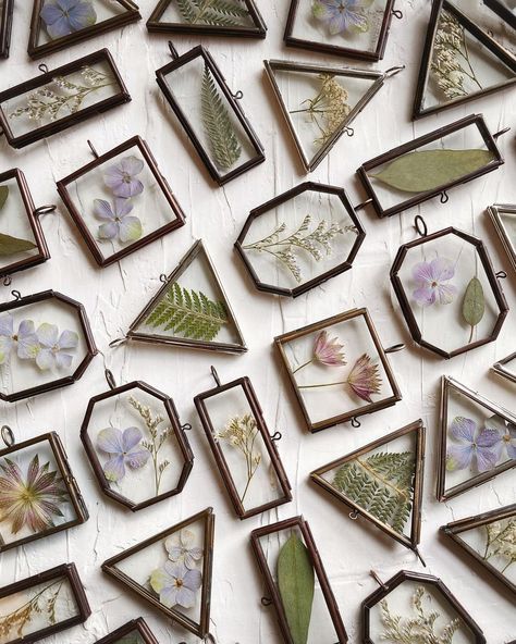 Pressed Flowers Frame, Resin And Wood Diy, Pressed Flower Crafts, Bunny Painting, Small Christmas Gifts, Copper Diy, Resin Jewelry Diy, Feather Crafts, Pressed Flower Art