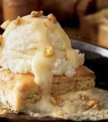 My fave dessert(maple blondie brownie)at my fave restaurant(Applebee's)!!!!;) yum!!!!:) Applebee's Blondie Brownie Recipe, Applebees Blondie, Blonde Brownies, Cake Brownie, Resep Brownies, Coconut Dessert, Blondies Recipe, Brownie Desserts, Blondie Brownies