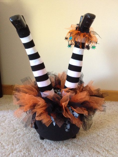 Witch Legs In Cauldron, Witches Legs Decorations, Witch Legs In Pot, Adams Family Halloween, Halloween Witch Legs, Black Halloween Wreath, Halloween Tips, Halloween Halloween Costumes, Halloween Mesh Wreaths