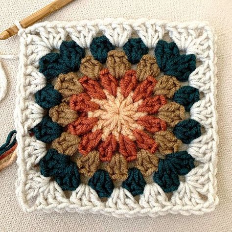 Multi Colored Granny Squares, Granny Square Combinations, Crochet Granny Square Aesthetic, Granny Square Decor, Western Granny Square, Granny Square Color Palette, Granny Square Unique, Fall Crochet Aesthetic, Crochet Granny Square Color Combos