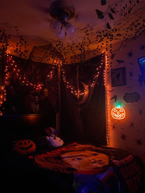 Halloween Aesthetic Rooms, Spooky Season Room Decor, Halloween Dorm Room Decor, Fall Livingroom Ideas, Halloween Bedroom Inspiration, Small Room Halloween Decor, Room Ideas Aesthetic Horror, Halloween Aesthetic Room Ideas, Room Ideas Aesthetic Halloween