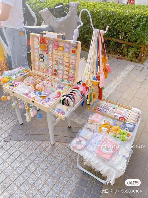 Crochet Booth Set Up, Crochet Store Display, Crochet Stand Ideas, Crochet Market Set Up, Crochet Booth Display Ideas, Crochet Vendor Display, Crochet Market Setup, Crochet Booth, Craft Stall Display Ideas