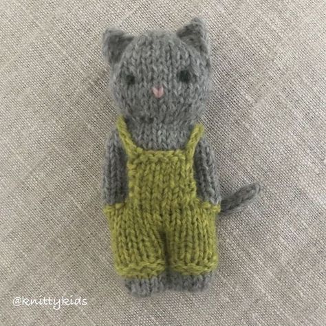 Tiny Knitting Projects, Very Easy Crochet Projects, Goblin Core Crochet, Kat Haken, جوني ديب, Animal Knitting Patterns, Knit Projects, Söt Katt, Knitted Animals