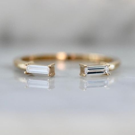 Dainty Baguette Cut Moissanite Wedding Band Stackable Band - Etsy Gem Breakfast, Handmade Wedding Band, Baguette Wedding Band, Delicate Engagement Ring, Bling Ideas, Baguette Engagement Ring, Total White, Gold Promise Rings, Baguette Ring