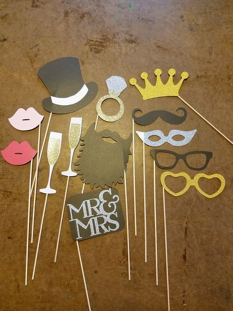 Engagement Party Props, Diy Fotokabine, Wedding Photobooth, Bridal Shower Decorations Diy, Wedding Photo Booth Props, Photobooth Props, Wedding Photo Props, Diy Photo Booth, Glitter Photo