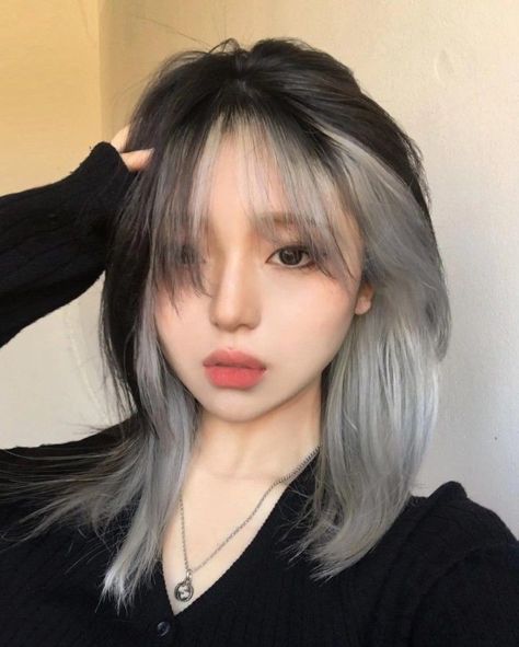 Korean Hair Dye, Two Toned Hair, Korean Hair Color, Hair Color Underneath, Peekaboo Hair, Hair Color Streaks, Dyed Hair Inspiration, Hair Inspiration Short, Pretty Hair Color