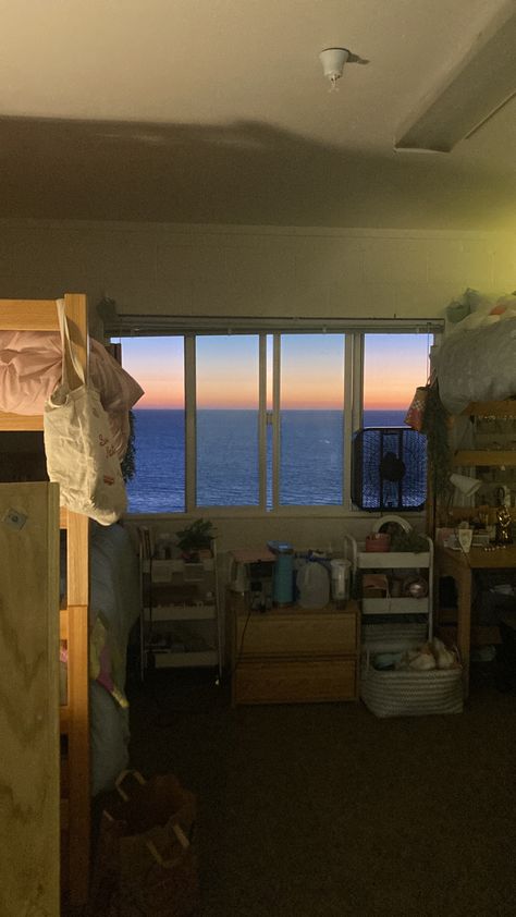 California Dorm Room, Usc Dorm Southern California, California Room Ideas, California Room Aesthetic, San Diego State University Dorms, Beach Dorm Aesthetic, College In California, Uc San Diego Aesthetic, San Diego Apartment Aesthetic