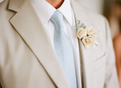 White Suit With Light Blue Tie, Light Blue Grooms Suit, Blush Boutonniere, Tan Suit Wedding, Groom's Boutonniere, Costume Beige, Tan Wedding, Wedding Party Planning, Beige Wedding