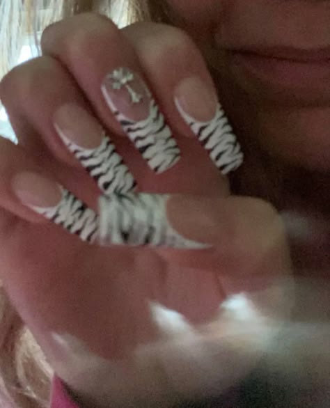 Zebra Print Nails 2000s, Green Gyaru Nails, Trashy Y2k Nails Long, Zebra Nails Y2k, Nails Acrylic 2000s, Y2k Zebra Nails, Mall Goth Nails, Zebra Nails Acrylic, Grunge Y2k Nails