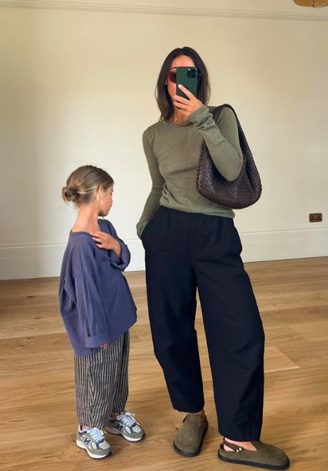 Cute Outfits With Birkenstocks, Son Outfits, Mommy Son, Birkenstock Outfit, Clogs Outfit, Minimalist Clothing, Look Rose, Stylish Mom, Life Board