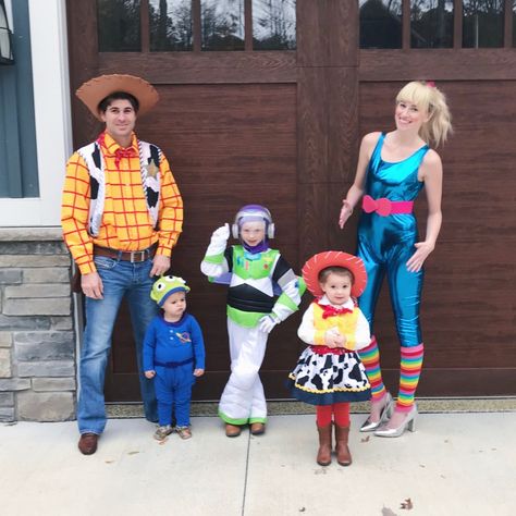 Toy Story Halloween Costume! Family of 5 halloween costume ideas. Kids costumes and group costume idea. heyitsjenna #halloween #toystory Costume Halloween Famille, Disfraz Toy Story, Matching Family Halloween Costumes, Disney Family Costumes, Family Themed Halloween Costumes, Costume Family, Toy Story Halloween, Halloween Costumes For Family, Themed Halloween Costumes