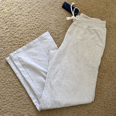 Lowrise Cozy Cotton Sweatpants With A Drawstring Waist, And Flared Legs. Fabrics: 100% Cotton Measurements: Waist 28" (71 Cm), Rise 9" (23 Cm), Inseam 32" (81 Cm) Made In: China Brandy Melville Bottoms, Brandy Melville Png, Sweatpants Brandy Melville, Brandy Clothes, Brandi Melville, Brandy Melville Clothes, Brandy Sweats, Brandy Melville Cargo Pants, Brandy Sweatpants