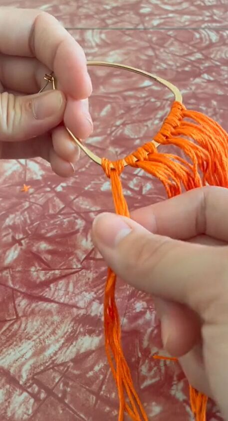 Grab some Walmart hoops and yarn. I am going to show you how to customize an adorable pair of DIY tassel earrings. Yarn Tassel Diy, Bandana Earrings, Diy Yarn Earrings, Tassel Jewelry Diy, Diy Tassel Earrings, Thread Up, Diy Tassel, Fabric Earrings, Christmas Crafts For Gifts