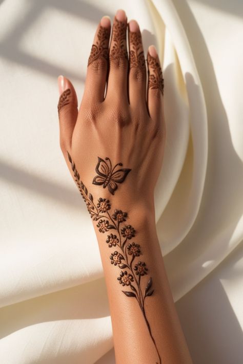 Henna Eid, Beautiful Arabic Mehndi Designs, Simple Henna Designs Hand, Short Mehndi Design, Traditional Henna, Henna Inspired Tattoos, Arabic Mehndi Design, Henna Tattoo Hand, Henna Tattoo Designs Hand