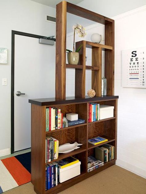 Ideas for how to divide an entryway or foyer from the living room. Budget friendly and built in ideas. Photo source HGTV Room Divider Ideas Diy, Bookshelf Room Divider, Creating An Entryway, Apartment Entrance, Modern Room Divider, Living Room Divider, Diy Room Divider, Diy Lampe, Divider Design