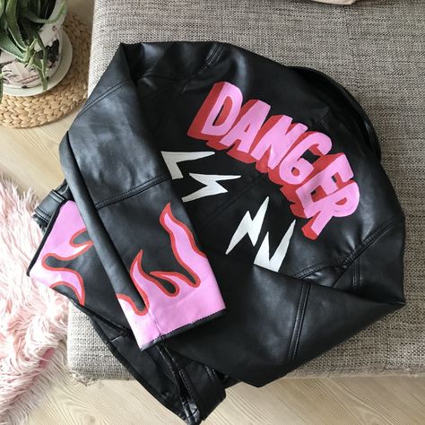 Drawing On Jacket, Painting On Black Jacket, Biker Jacket Design, Leather Jacket Back Design, Hand Painted Jacket Denim, Leather Jacket Design Ideas, Custom Painted Jacket, Painted Jacket Denim, Customized Jacket