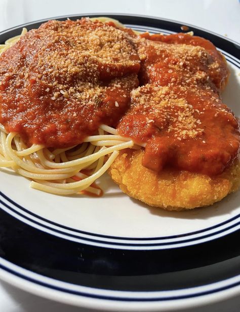 "I do a low-budget chicken parmesan with frozen chicken patties, marinara, spaghetti noodles, Italian seasoning, and Parmesan cheese. Pop the chicken patties in the oven, and put as much seasoning and cheese in the sauce as you like before warming it up on the stove. Make the chicken patty a little crispier than you normally would, and then put it on top of the pasta after it’s done. There are usually 10-12 chicken patties in a bag, so it’ll last a while. I've been making it since college and still make it for nostalgia’s sake." Struggle Food, Marinara Spaghetti, Tasty Logo, Budget Meal Ideas, Chicken Patty, Struggle Meals, Hamburger Menu, Faux Iron, Chicken Patties