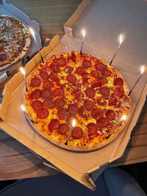 Pizza With Candles Birthday, Pizza Birthday Aesthetic, Pizza Girl Aesthetic, Pizza Cake Birthday, Pizza Birthday Party Ideas, 20th Birthday Aesthetic, Pizza Birthday Cake, Kids Pizza Party, House Party Aesthetic