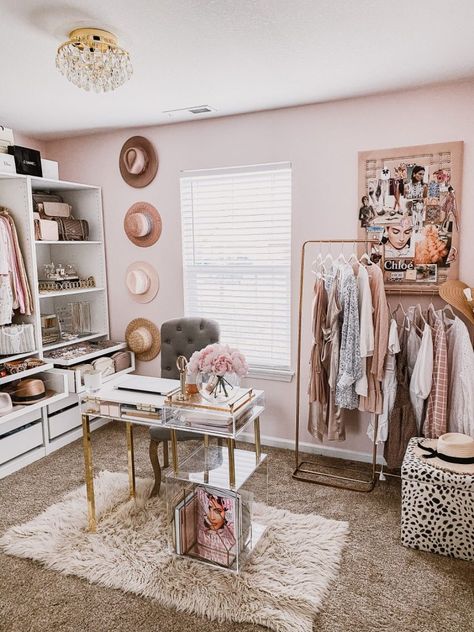 Tips & Ideas for Creating a "Cloffice" Closet Office Family Walk In Closet, Make Up Room Ideas Decor, Get Ready Room, Dreamy Closets, Spare Room Walk In Closet, Nerd Office, Cloffice Ideas, Glamour Spell, Butik Design