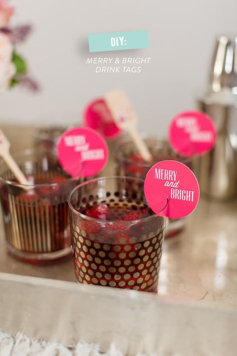 DIY Drink Tags + A Free Template  Read more - http://www.stylemepretty.com/living/2013/12/18/diy-drink-tags-a-free-template/ New Years Cocktails, Cocktail Photos, Drink Marker, Drink Tags, Diy Drinks, Merry Bright Christmas, Good Healthy Snacks, Holiday Cocktails, Party In A Box