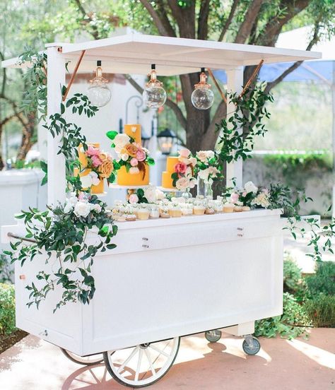 White food cart with green leaf decor and hanging bulb lights, yellow cakes and cupcakes {Photo: Andrew Jade / Cart: Ruze Cake House} Catering Cart, Diy Cart, Cocktails Cart, Snack Cart, Mobile Cart, Drink Cart, Food Cart Design, Candy Cart, Diy Drinks