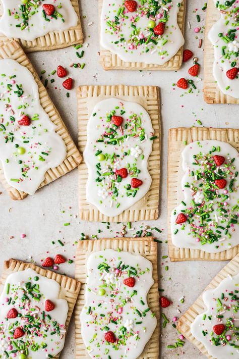 Homemade strawberry pop tarts with vanilla icing and sprinkles, that taste just like store bought pop tarts but better! Strawberry Pop Tarts, Strawberry Pop, Poptart Recipe, Strawberry Pop Tart, High Altitude Baking, Vanilla Icing, Pretty Dessert, Baking Sweets, Eat Dessert First