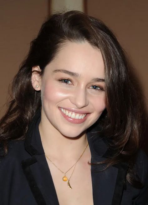 Emilia Clarke Was Criticized For Aging Naturally & It’s Not OK Emilia Clarke Pics, Aging Naturally, Indie Dresses, Keira Knightly, Holly Golightly, Natural Aging, Eye Wrinkle, Phone Wallpaper For Men, Mother Of Dragons