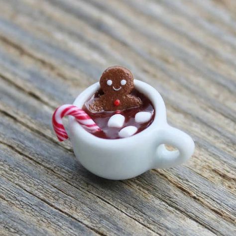 Polymer Clay Hot Cocoa, Christmas Clay Crafts Air Dry, Cute Polymer Clay Ideas Kawaii, Air Dry Clay Projects Christmas, Polymer Clay Christmas Ornaments Diy, Polymer Clay Ornaments Diy, Christmas Polymer Clay Ideas, Polymer Clay Gingerbread Man, Clay Gingerbread Man