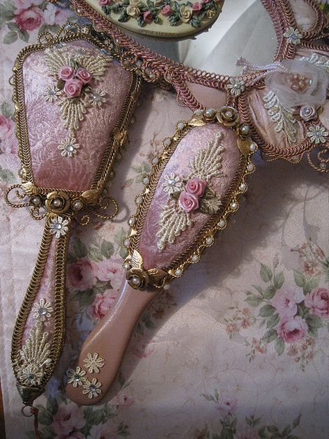 Handmade | Flickr - Photo Sharing! Victorian Vanity, Victorian Mirror, Hand Mirrors, Estilo Shabby Chic, Vanity Sets, Antique Vanity, Vintage Brush, Dresser Sets, Victorian Decor