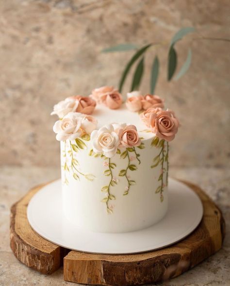 Rose Themed Cake, Simple Pretty Cakes Birthday, Cake Design With Flowers, Floral Smash Cake, 85th Birthday Cake, Simple Floral Cake, Bridgerton Cake, Feminine Cake, Vintage Floral Cake