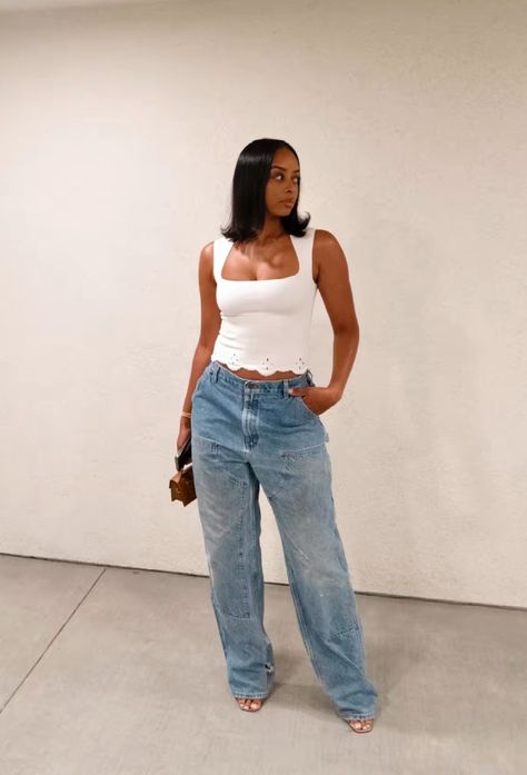 Chic Outfit Black Women, Beige Tank Top Outfit, Day To Night Outfit Summer, Brunch Outfit Jeans, Outfit Jean Bleu, Casual Brunch Outfit, Jean Jean, Effortlessly Chic Outfits, Outfit Jeans