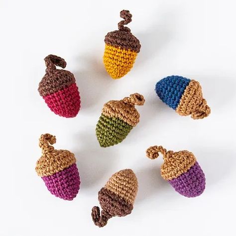 Fall Crochet Pattern Round-Up - FREE patterns at Celtic Knot Crochet Crochet Acorn, Diy Fall Decor, Fall Crochet Patterns, Autumn Decoration, Crochet Fall, Holiday Crochet, Gift Toppers, Thanksgiving Feast, Single Crochet Stitch